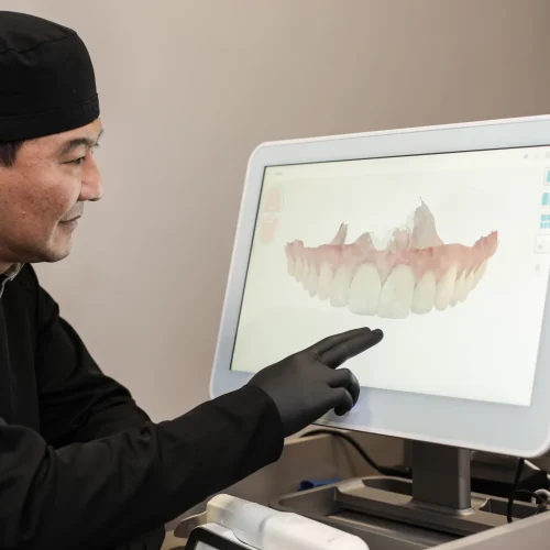 Dr. Rodolfo Segawa analisando caso no Scanner Itero na Allegra Odontologia