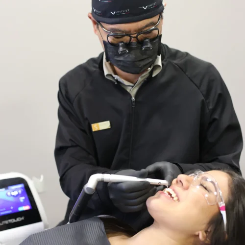 Dr. Rodolfo utilizando laser de última geração em paciente na Allegra Odontologia